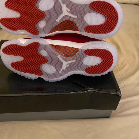 Air Jordan 11 Cherry main image 7